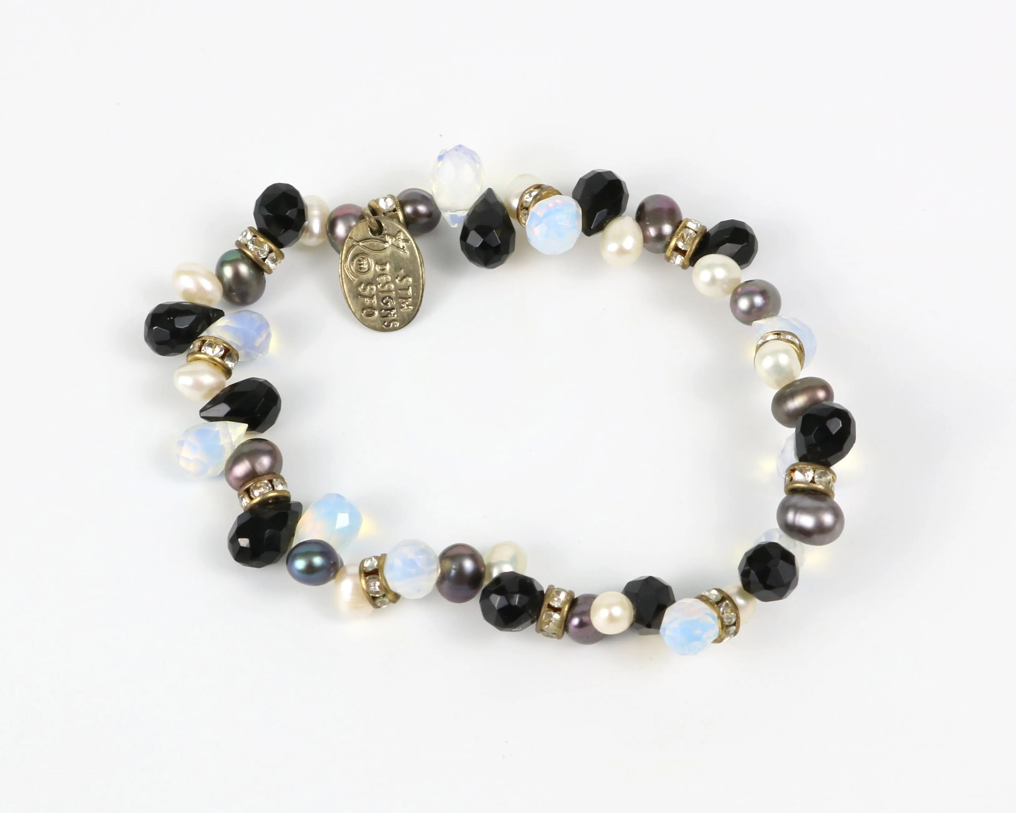 Feminine and Delicate Zig-Zag Bracelet