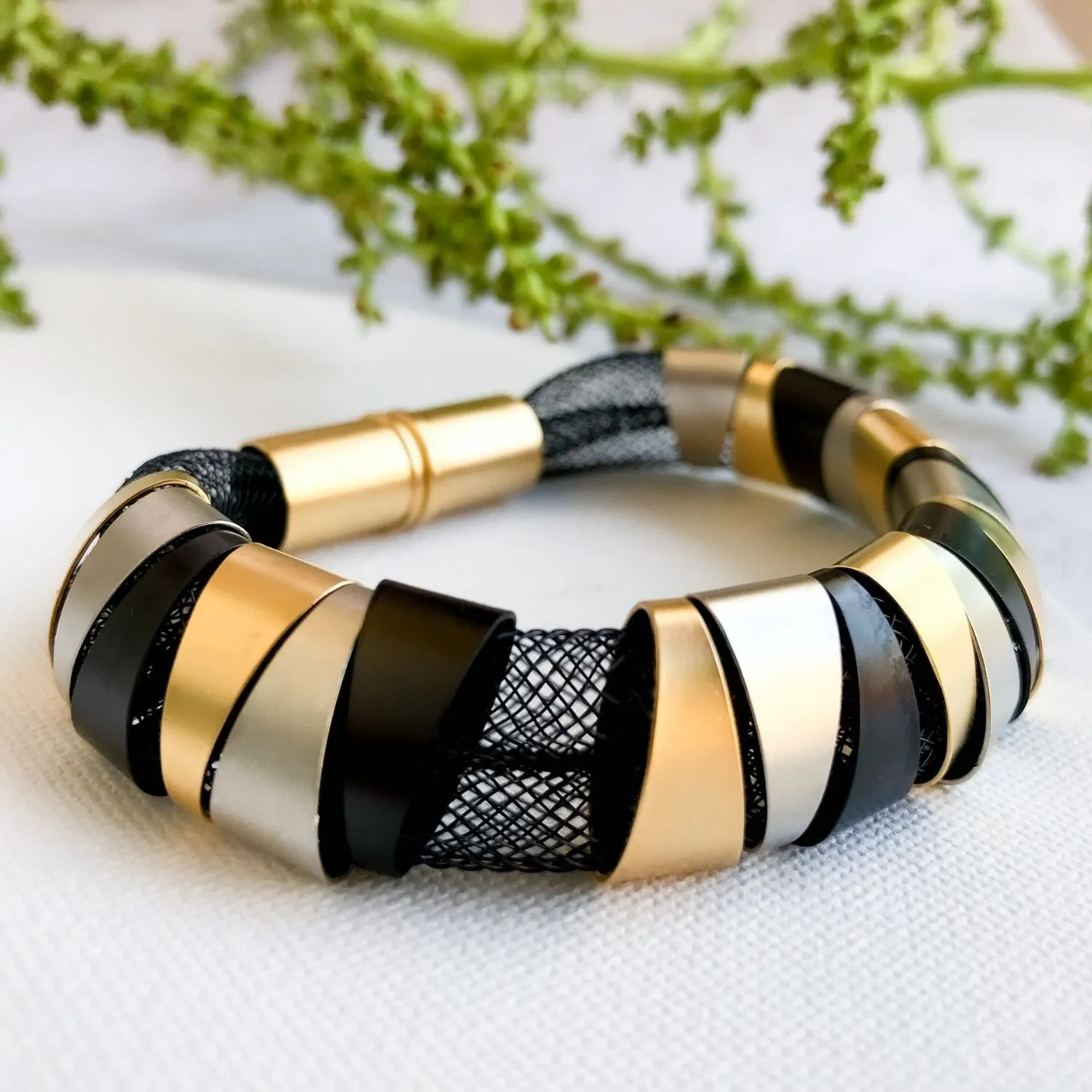 Kourtney - Elegant mesh and metal bracelet