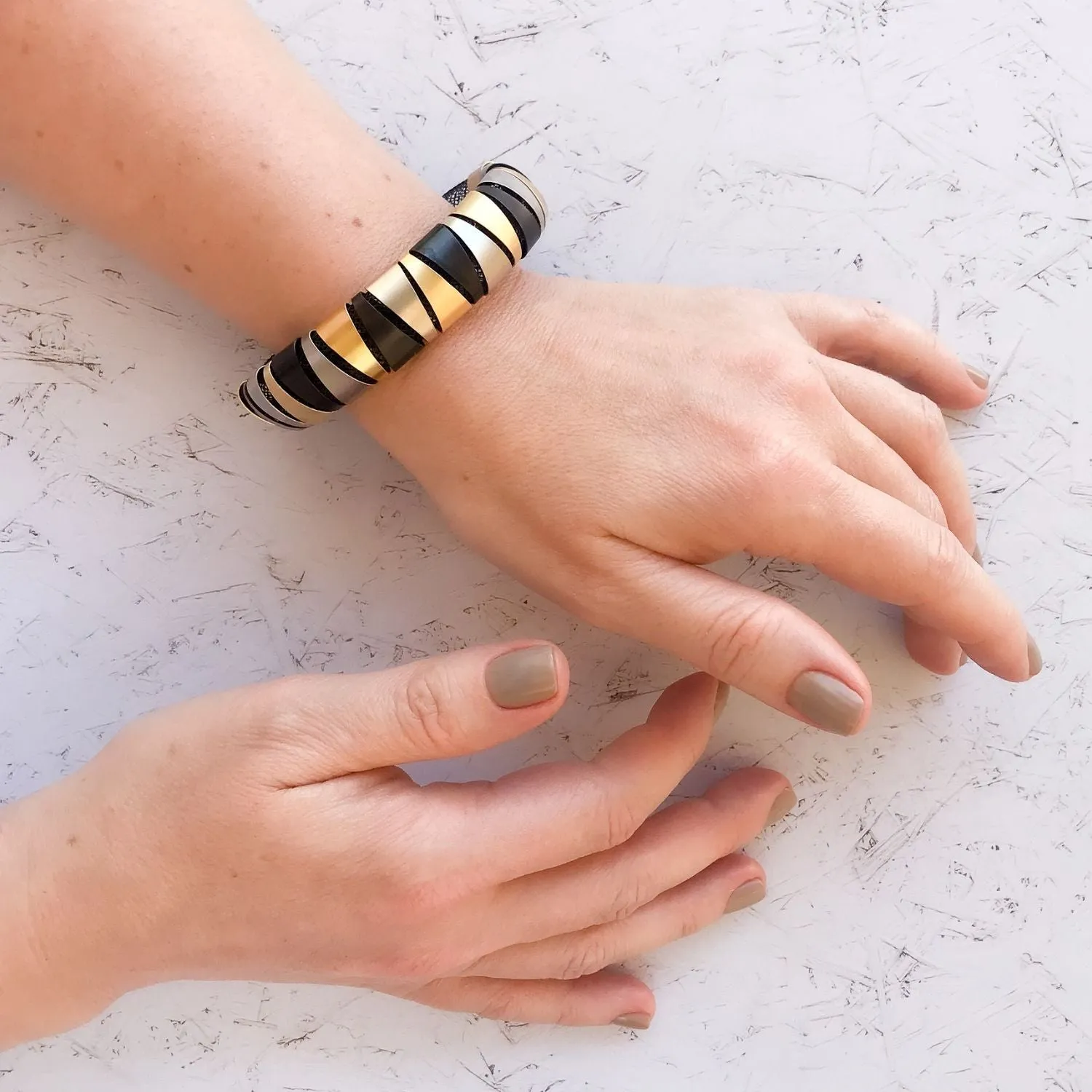 Kourtney - Elegant mesh and metal bracelet