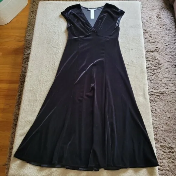 Maggy London black velvet v-neck midi dress size 8