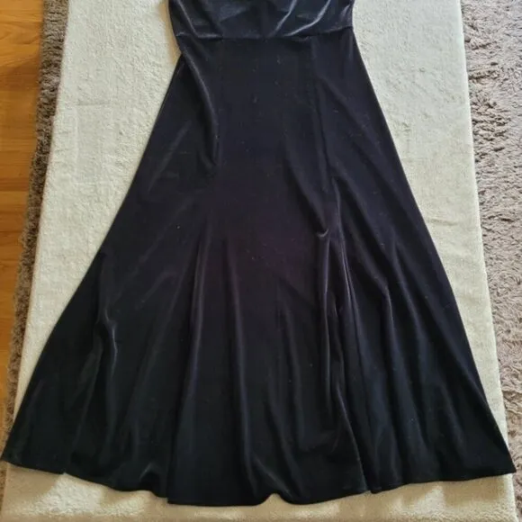 Maggy London black velvet v-neck midi dress size 8