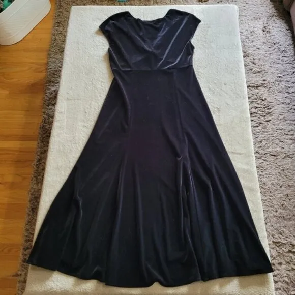 Maggy London black velvet v-neck midi dress size 8