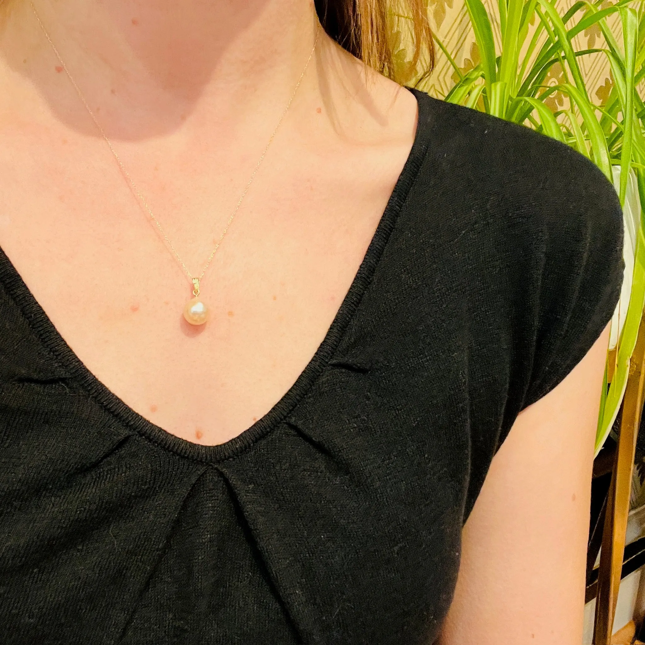 Pearl Solitaire Pendant with Soft Pink Glow