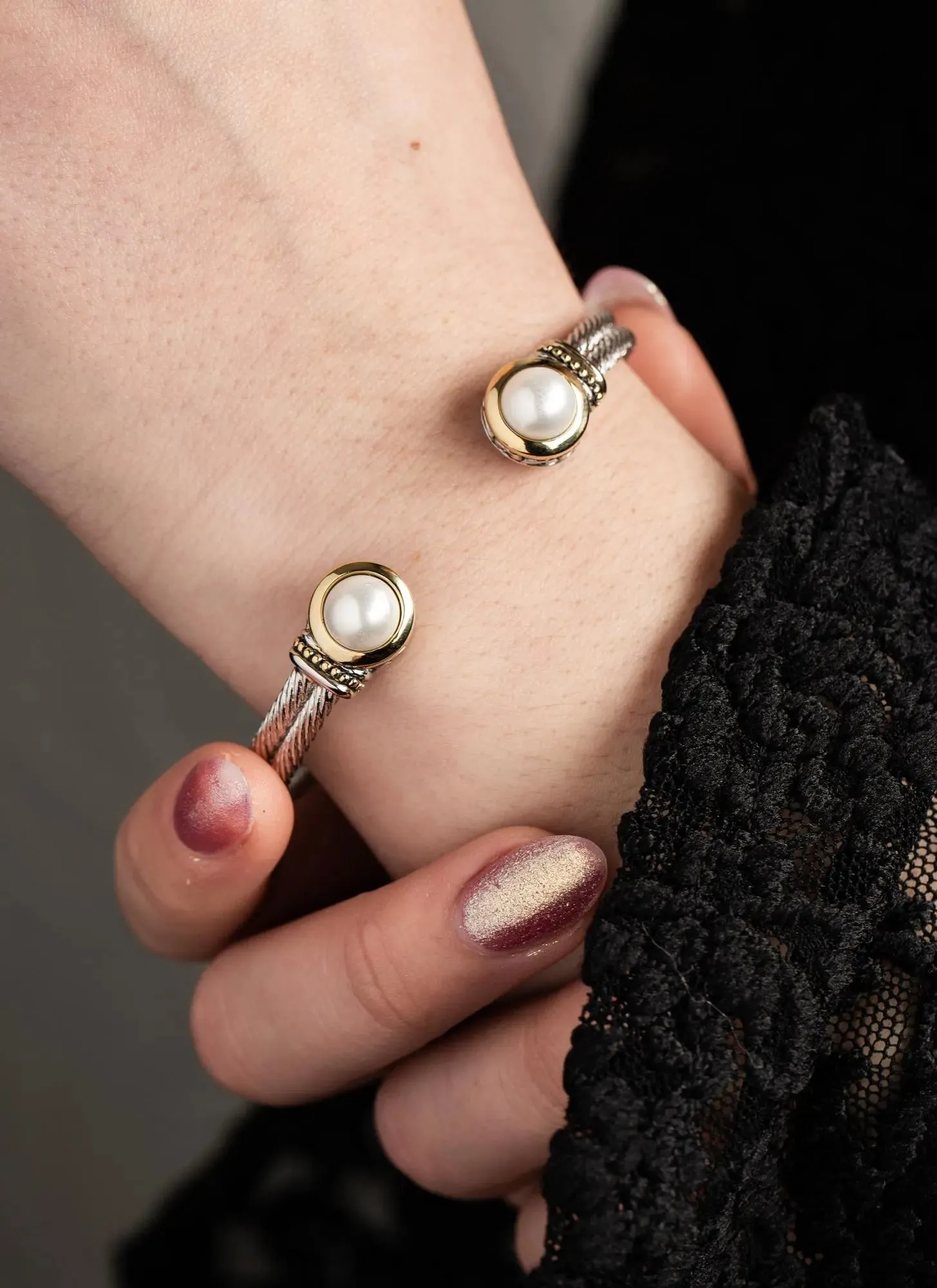 Pérola Collection - White Seashell Pearl Cuff Bracelet